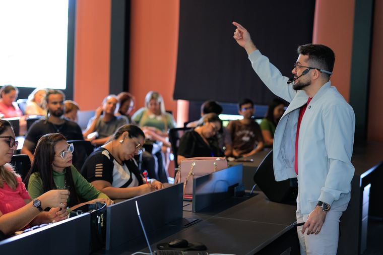 Raphael Cortezão conduzindo treinamento